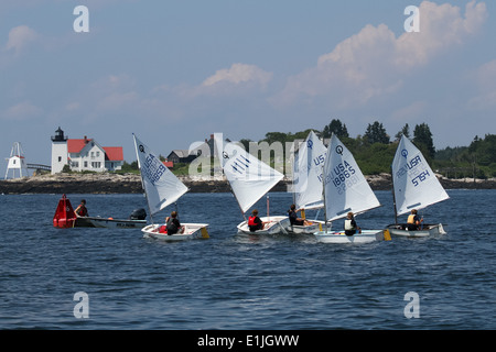 Junior sailors en Optimist Dériveurs Banque D'Images