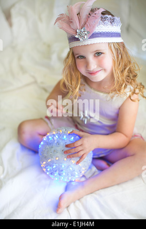 Portrait of young girl in fairy costume on bed Banque D'Images