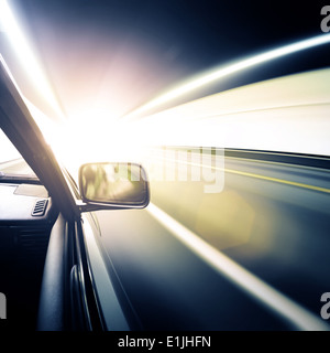 Voiture sur le tunnel avec l'arrière-plan flou Banque D'Images