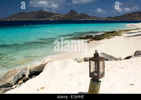 Plage de Palm Island avec lampe, océan turquoise des Caraïbes et vue de l'Union Island. Saint Vincent et les Grenadines. Banque D'Images