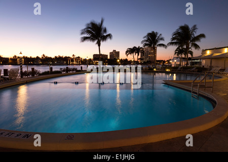 Piscine de la résidence vénitienne au crépuscule le long de l'Intracoastal Waterway ICW', 'Ft. Lauderdale, FL, USA Banque D'Images