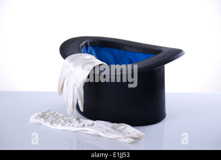 Chapeau haut noir avec des gants blancs, avec la réflexion Banque D'Images