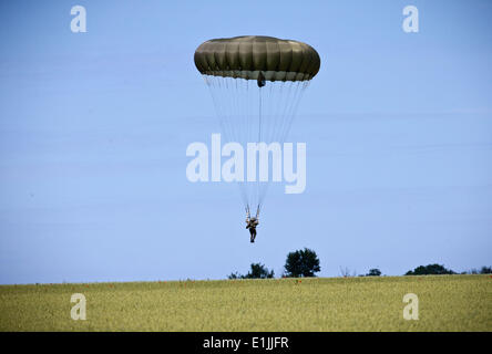 Ranville, France. Le 05 juin, 2014. Un parachutiste de la Royal Air Force des terres dans la région de Ranville, France, 05 juin 2014. Un mémorial est tenue le 06 juin en commémoration du 70ème anniversaire du débarquement des forces alliées en Normandie. La plus grande opération de débarquement de l'histoire a commencé à la libération de l'Europe de l'ouest du national-socialisme au cours de la Seconde Guerre mondiale. Photo : MICHAEL KAPPELER/dpa/Alamy Live News Banque D'Images