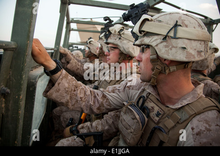 L'Hôpital de la Marine américaine 3e classe Corpsman Bryan Doody, droit, attribué à Fox compagnie, 2e Bataillon, 8e Régiment de Marines, du Régiment Banque D'Images