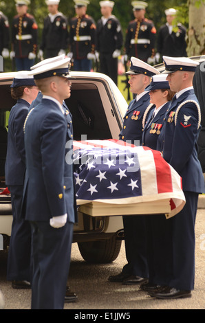 Les membres de la Garde côtière des États-Unis, avec la base de Seattle, d'escorte de la garde d'honneur le cercueil de la Cmdr. Ray Evans du corbillard à Mountain Banque D'Images