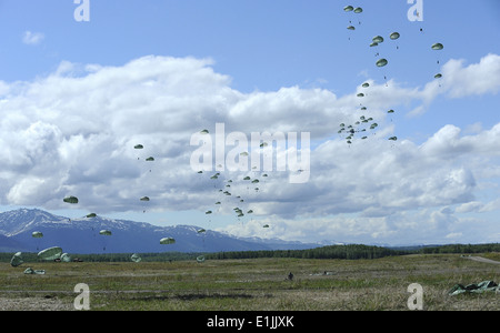 Les parachutistes de l'armée américaine avec l'équipe de combat de la 4e Brigade, 25e Division d'infanterie, effectuer les opérations aéroportées avec Air Force C-17 Banque D'Images