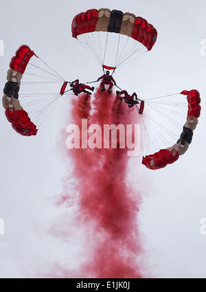 Ranville, France. Le 05 juin, 2014. Parachutistes, de la Royal Air Force britannique des terres dans la région de Ranville, France, 05 juin 2014. Plusieurs monuments sont tenues les 06 juin en commémoration du 70ème anniversaire du débarquement des forces alliées en Normandie. La plus grande opération de débarquement de l'histoire a commencé à la libération de l'Europe de l'ouest du national-socialisme au cours de la Seconde Guerre mondiale. Photo : MICHAEL KAPPELER/dpa/Alamy Live News Banque D'Images