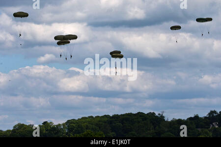 Ranville, France. Le 05 juin, 2014. Parachutistes, de la Royal Air Force britannique des terres dans la région de Ranville, France, 05 juin 2014. Plusieurs événements le 06 juin commémorera le 70e anniversaire du débarquement des forces alliées en Normandie. La plus grande opération de débarquement de l'histoire a commencé à la libération de l'Europe de l'ouest du national-socialisme au cours de la Seconde Guerre mondiale. Photo : MICHAEL KAPPELER/dpa/Alamy Live News Banque D'Images