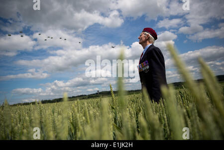 Ranville, France. Le 05 juin, 2014. Ancien parachutiste Fred Glover (88) du 9 régiment de montres de Brighton le débarquement des parachutistes dans la région de Ranville, France, 05 juin 2014. Plusieurs événements vont commémorer le 70e anniversaire du débarquement des forces alliées en Normandie le 06 juin. La plus grande opération de débarquement de l'histoire a commencé à la libération de l'Europe de l'ouest du national-socialisme au cours de la Seconde Guerre mondiale. Photo : MICHAEL KAPPELER/dpa/Alamy Live News Banque D'Images