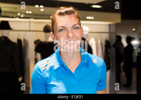 Paris, France. Le 05 juin, 2014. Adidas store, Paris, France.  : Simona (ROU) pose tout en visitant le magasin Adidas et de l'équipement dans les Champs Elysées . Credit : Action Plus Sport Images/Alamy Live News Banque D'Images