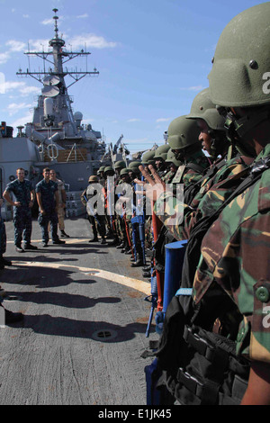 Les marins américains affectés au destroyer lance-missiles USS Gonzalez (DDG 66) se préparer à s'engager avec les marins de la Tanzanie avant de sta Banque D'Images