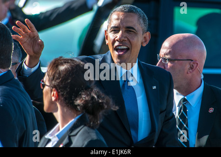 Le président Barack H. Obama, centre, vagues 6 juin 2013, au cours d'une visite à Moffett Federal Airfield, Californie Obama est arrivé à Gouverneur Banque D'Images