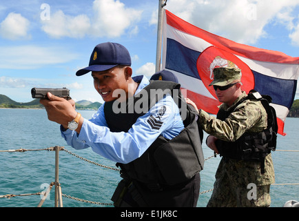 L'Artilleur en chef de l'US Navy's Mate Michael Hoar, droite, affecté à la sécurité maritime et des affaires civiles, de la commande de formation teache Banque D'Images