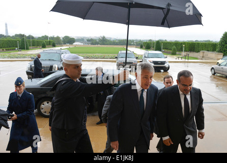 Le secrétaire américain à la défense Chuck Hagel, centre droit, accueille le Prince Salman bin Hamad bin Isa Al Khalifa, droite, la couronne prin Banque D'Images