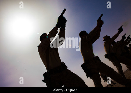 26e Marine Expeditionary Force de l'unité Raid Maritime Marines Fire M1911 MEUSOC pistolets calibre .45 à une gamme en Jordanie, le 9 juin Banque D'Images