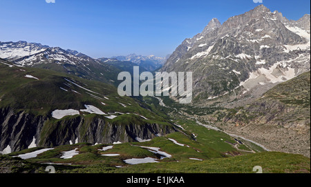 La vallée du Ferret, vue depuis le col Ferret. Groupe de montagne du Mont blanc. Val d'Aoste. Italie. Europe. Banque D'Images