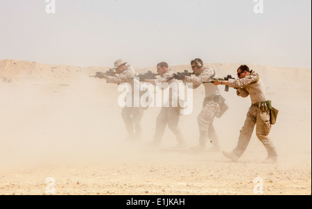Les Marines américains avec la 26e Marine Expeditionary force de l'unité raid maritime Fire M4 carabines à une gamme en Jordanie le 9 juin 2013, Banque D'Images
