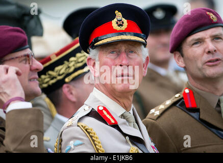 Ranville, France. Le 05 juin, 2014. Charles, prince de Galles watches le débarquement des parachutistes dans la région de Ranville, France, 05 juin 2014. Plusieurs événements commémorer le 70e anniversaire du débarquement des forces alliées en Normandie le 06 juin. La plus grande opération de débarquement de l'histoire a commencé à la libération de l'Europe de l'ouest du national-socialisme au cours de la Seconde Guerre mondiale. Photo : MICHAEL KAPPELER/dpa/Alamy Live News Banque D'Images