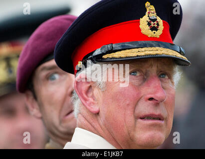 Ranville, France. Le 05 juin, 2014. Charles, prince de Galles watches le débarquement des parachutistes dans la région de Ranville, France, 05 juin 2014. Plusieurs événements commémorer le 70e anniversaire du débarquement des forces alliées en Normandie le 06 juin. La plus grande opération de débarquement de l'histoire a commencé à la libération de l'Europe de l'ouest du national-socialisme au cours de la Seconde Guerre mondiale. Photo : MICHAEL KAPPELER/dpa/Alamy Live News Banque D'Images