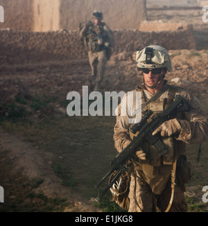 Les Marines américains avec Fox compagnie, 2e Bataillon, 2e Régiment de Marines patrouille pendant une opération de bouclage et de recherche mission à Habib Abad, Helm Banque D'Images