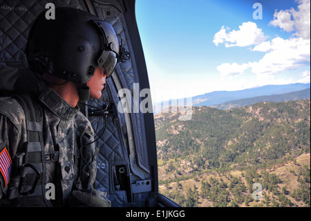 L'ARMÉE AMÉRICAINE Pvt. Ben Stocker, un hélicoptère CH-47 Chinook de chef du 2e Bataillon, 135e Régiment d'aviation, bras du Colorado Banque D'Images