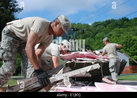 De gauche à droite, le circuit de l'armée américaine. Trey Hubbard, SPC. Jason Briggs et la CPS. Demeree Brandon, toutes avec la 206e Compagnie de Police Militaire Banque D'Images