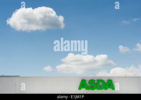 L'ASDA signe sur superstore avec blue cloudy sky Banque D'Images