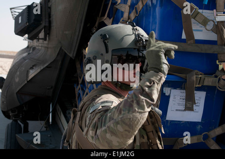 Circuit de l'armée américaine. Duville Ira, un hélicoptère CH-47 Chinook chef d'équipage, les déchargements d'inscription des électeurs afghans au Camp Eagle dans les documents de Za Banque D'Images