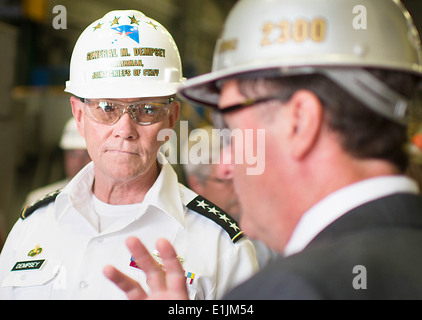 L'ARMÉE AMÉRICAINE Le Général Martin E. Dempsey, gauche, le chef de l'état-major interarmées, les visites avec les employés à la Portsmouth Nava Banque D'Images