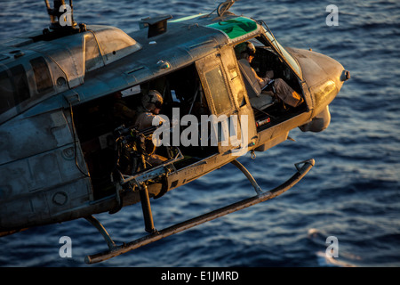 Un Corps des Marines américains hélicoptère Huey UH-1N affecté à rotors basculants moyen maritime (VMM) de l'Escadron 266 (renforcée), Marine 26 Expe Banque D'Images