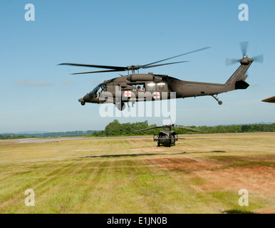 Un UH-60 Black Hawk à la compagnie C 2/104ème Aviation, Parkersburg, W.Va., Virginie de l'Army National Guard, décollera au cours d'une m Banque D'Images