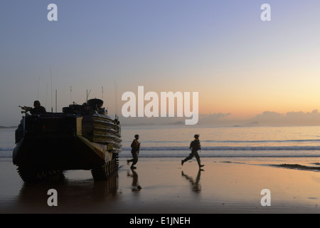 Les Marines américains et les marins avec Golf Company, l'Équipe de débarquement du bataillon, 2e Bataillon, 4e Régiment de Marines, Marine 31 Expeditiona Banque D'Images