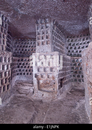 Colombario, construction funéraire romaine caractérisée par de petites niches disposées le long des murs destinés aux urnes cineraires. Dans le centre de l'Italie de Blera. Banque D'Images