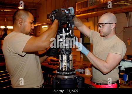 Le sergent de l'US Air Force. Eduardo sera, à gauche, l'arrière de l'armement chef d'atelier avec le 451e Escadron de maintenance expéditionnaire Banque D'Images