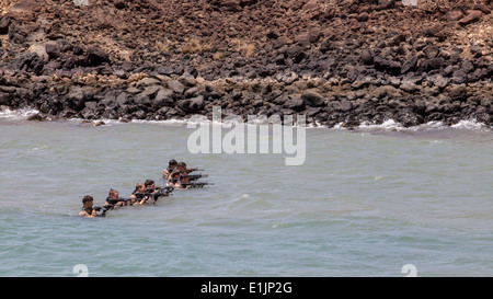 Les Marines américains avec la 26e Marine Expeditionary force de l'unité raid maritime de l'eau claire de leurs carabines M4 au cours d'un amphi Banque D'Images