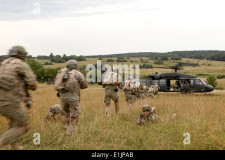 Soldats géorgiens avec La Compagnie Bravo du 31e Bataillon d'infanterie légère géorgienne entrer dans l'armée américaine un UH-60 Black Hawk w Banque D'Images