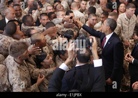 Le président américain Barack Obama salue des Marines des États-Unis au cours d'une visite au Marine Corps Base Camp Pendleton, en Californie, le 7 août 2013. (U.S. Mari Banque D'Images
