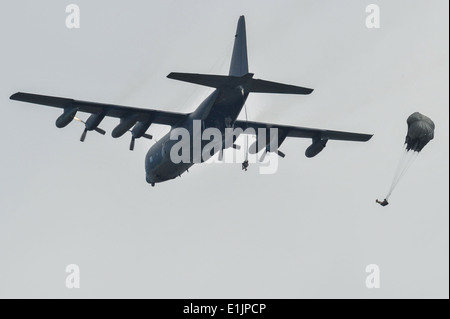 Des soldats américains avec le 1er Bataillon, 10e Groupe des forces spéciales de procéder à un saut d'entraînement à partir d'un C-130 Hercules au cours de la Banque D'Images