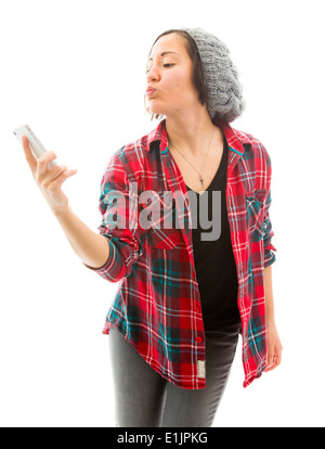 Young woman taking photo d'elle-même avec un téléphone mobile Banque D'Images