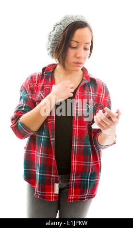 Young woman reading text message on phone Banque D'Images