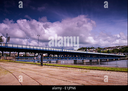 Le pont Craigavon, Derry, Londonderry traverse la rivière Foyle. Il est l'un des rares double-decker ponts routiers en Europe. Banque D'Images