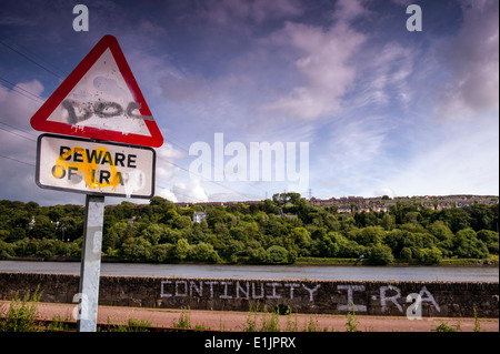 Pro IRA de la continuité de l'écriture graffiti peint sur un mur le long de la rivière Foyle, Derry, Londonderry, Irlande du Nord, Royaume-Uni, Europe Banque D'Images