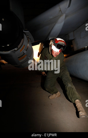 Le Corps des Marines des États-Unis. Tucker W. Edwards, un technicien de munitions avec Marine Attack Squadron (VMA) 311, inspecte une entrée AV-8B Banque D'Images