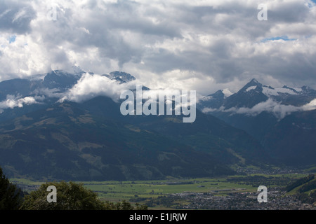 Le Hoher Tenn et grosses Weisbachhorn et le Kitzsteinhorn au-dessus du Zeller See Zell am See Salzbourg Autriche Banque D'Images