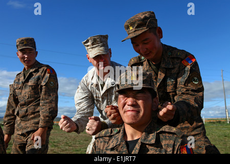 Les Forces armées mongoles Sgt Junior. Enkhtuushin G. répète une grève de point de pression sur le Sgt Junior. À la suite d'un Bazarvaani de U. Banque D'Images