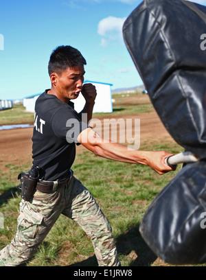 Membre de l'armée mongole participe à un cours de qualification de poivre de cayenne dans le cadre de l'Ex d'armes non létales Banque D'Images