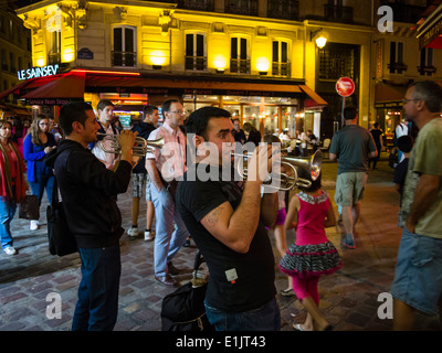 Des musiciens de rue jouer tard dans la soirée à l'Paris Quartier Latin / quartier latin. Banque D'Images