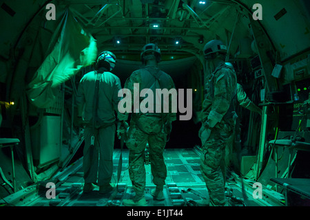 Les soldats américains et les Marines à bord d'un Marine Corps KC-130 Hercules observer que des dépliants sont abandonnées au cours d'un combat s'élève Banque D'Images