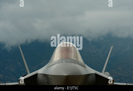 La première U.S. Air Force F-35A Lightning II à atterrir à Hill Air Force Base (AFB), l'Utah, arrive le 13 septembre 2013. L'um Banque D'Images