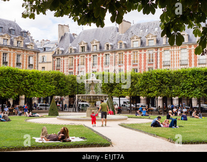 La Place des Vosges dans le quartier du Marais à Paris. Banque D'Images